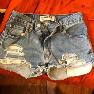 Levi destressed shorts